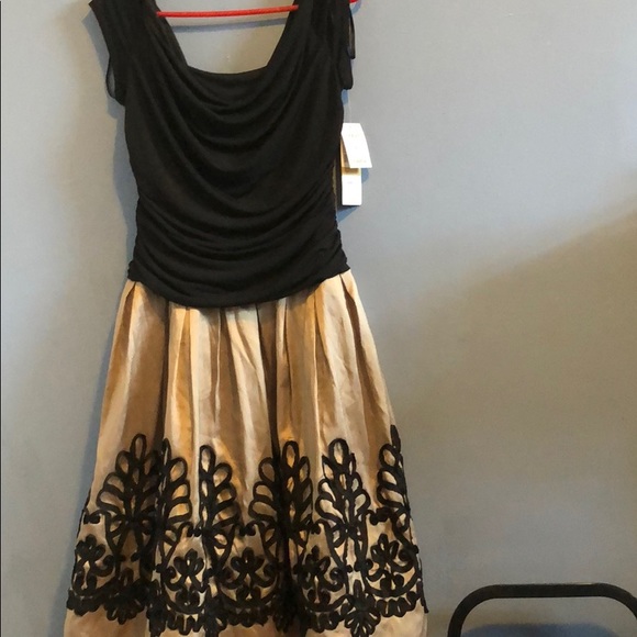 Woman dress - Picture 5 of 6